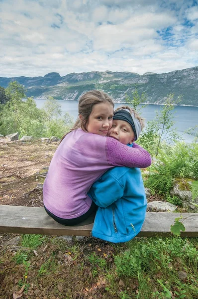 Két gyerek, átölelve minden felett — Stock Fotó