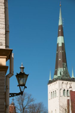 Tallinn, Estonya eski ortaçağ kasabasının bir arka plan üzerinde kilise üzerinde fener