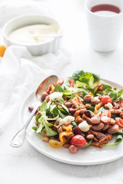 Salada Vegan com tomate, feijão e salsicha vegan — Fotografia de Stock