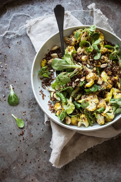 Zdravý salát quinoa a květák — Stock fotografie