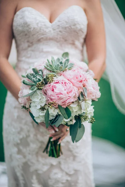 Букет цветов невесты — стоковое фото