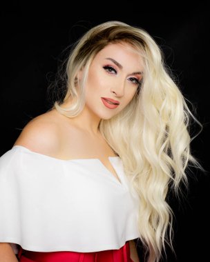 Gri göz kontakt lens takan kız