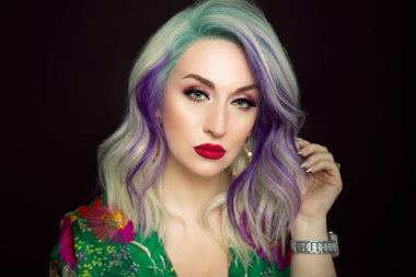 Siyah arka planda yeşil gözlü zarif bir nlond kız.