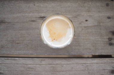 bir kafede masada kahve