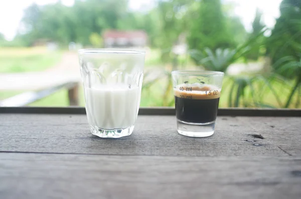 Kaffe på bordet i ett kafé — Stockfoto