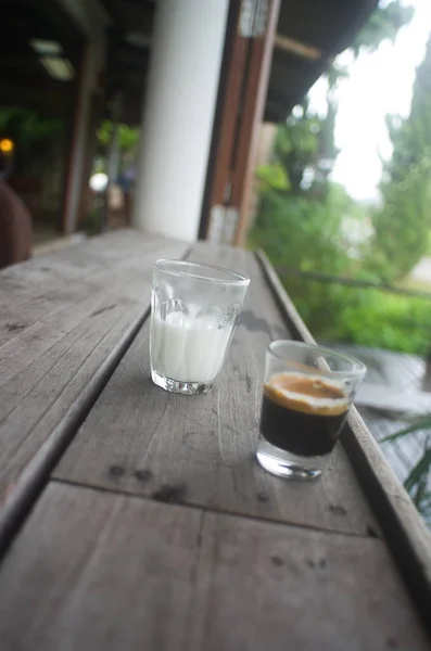 Kaffe på bordet i ett kafé — Stockfoto
