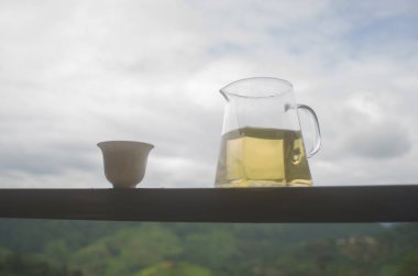 Çaydanlık bir dağ zemin ile.