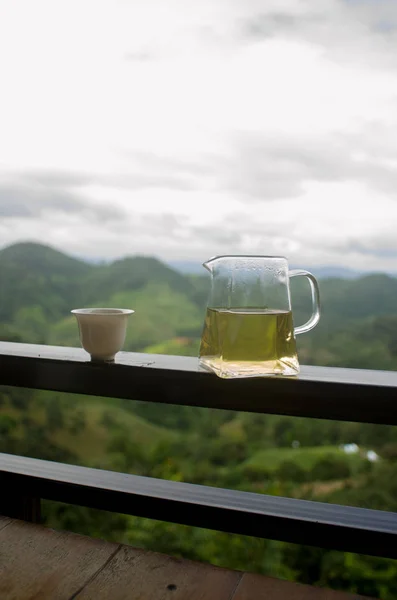 Teapot with a mountain backdrop. — Stock Photo, Image