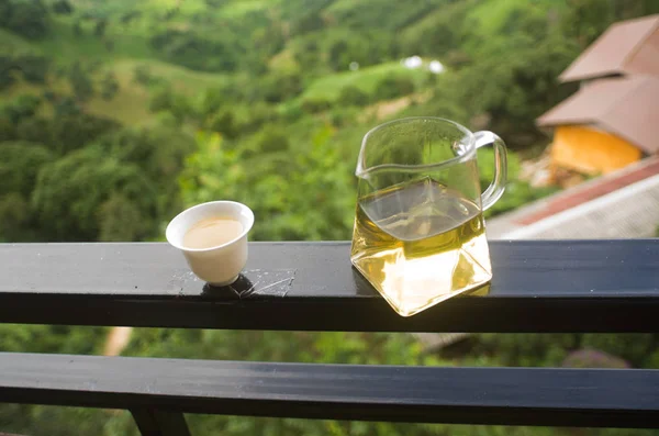 Teapot with a mountain backdrop. — Stock Photo, Image