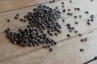 Kahveler ahşap arka planda.