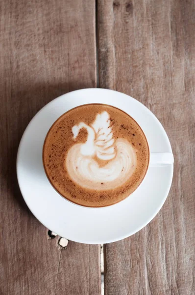 Tasse blanche de café latte sur le bureau en bois, le temps a déjà été enjo — Photo