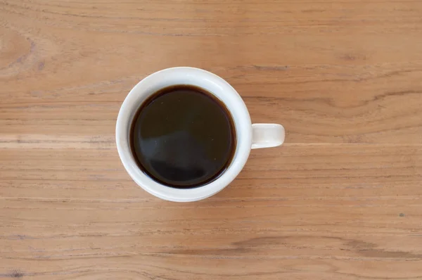 Warme koffie in een witte kop op tafel — Stockfoto