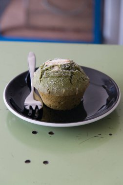 Yeşil çay çörekler masada.