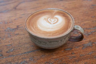 tablo üzerinde beyaz bir fincan sıcak kahve