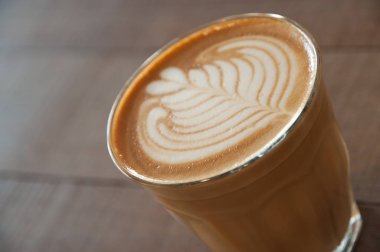 Tablo üzerinde beyaz bir fincan sıcak kahve. kabarcık süt belli değil