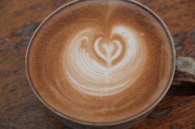 Tablo üzerinde beyaz bir fincan sıcak kahve. kabarcık süt belli değil