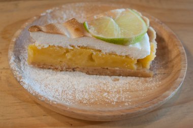 Bir dilim limonlu turta ahşap tablo