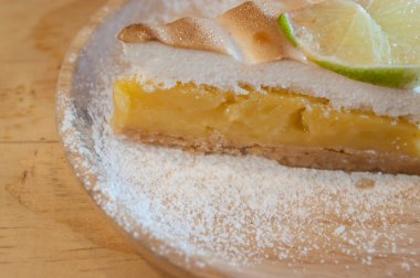 Bir dilim limonlu turta ahşap tablo