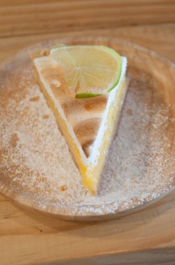 Bir dilim limonlu turta ahşap tablo