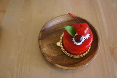 Ahşap arka plan üzerinde çilek Mus