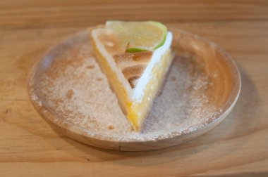 Bir dilim limonlu turta ahşap tablo