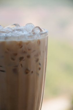 buzlu kahve ve dağ manzaralı arka plan (arka plan bulanık)