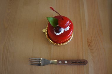 Ahşap arka plan üzerinde çilek Mus