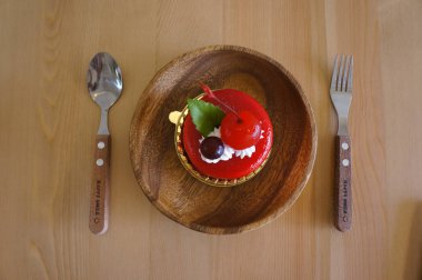 Ahşap arka plan üzerinde çilek Mus