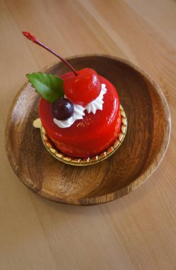 Ahşap arka plan üzerinde çilek Mus