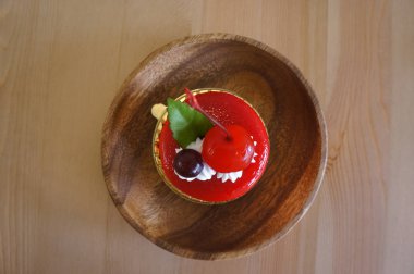 Ahşap arka plan üzerinde çilek Mus