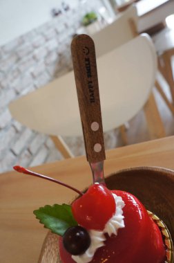 Ahşap arka plan üzerinde çilek Mus