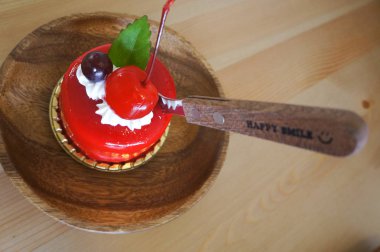 Ahşap arka plan üzerinde çilek Mus