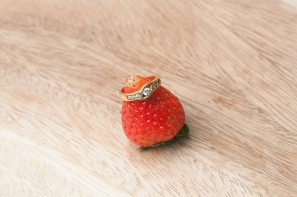 Wedding rings on strawberry — Stock Photo, Image