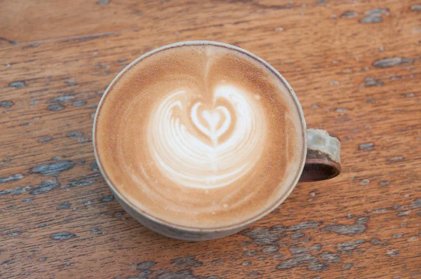 tablo üzerinde beyaz bir fincan sıcak kahve