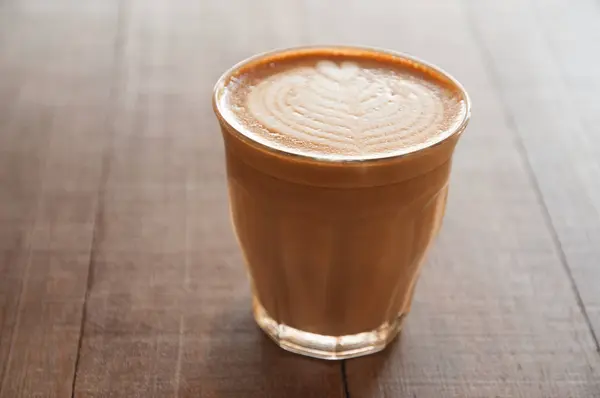 Hot kopi dalam cangkir putih di atas meja — Stok Foto