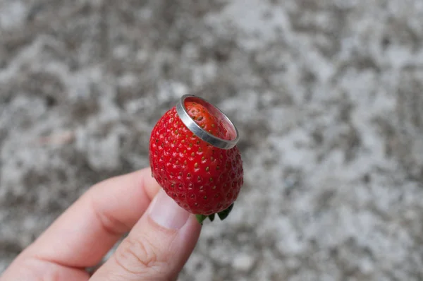 Wedding rings on strawberry — Stock Photo, Image