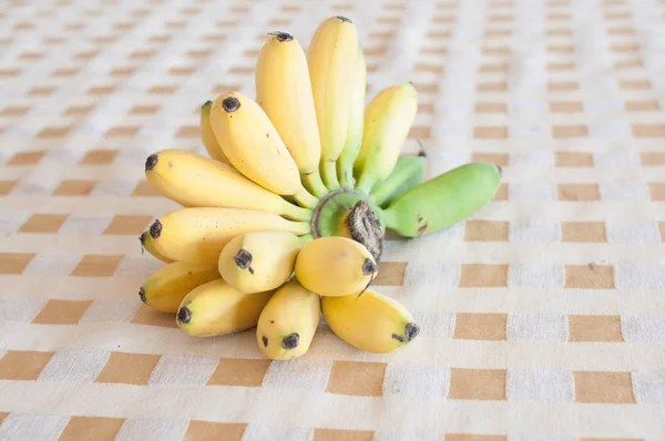Banane bouquet sur fond de table / Banane Bunch / Bananes — Photo