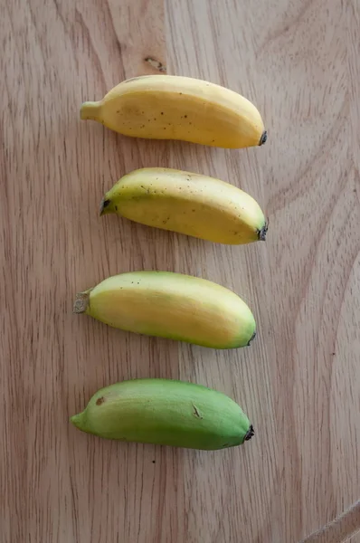 Bananen vorm vers fruit en tijd rijpe banaan — Stockfoto