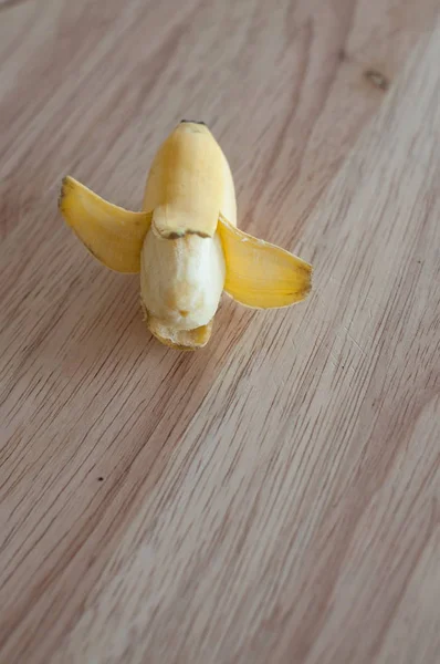 Banaan met plakjes geïsoleerd op hout — Stockfoto