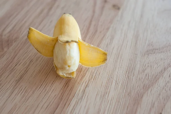 Μπανάνα με φέτες απομονώνονται σε ξύλο — Φωτογραφία Αρχείου
