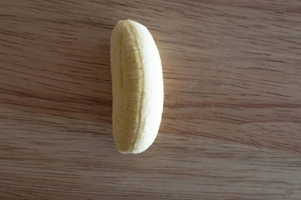 Banana con fette isolate su legno — Foto Stock