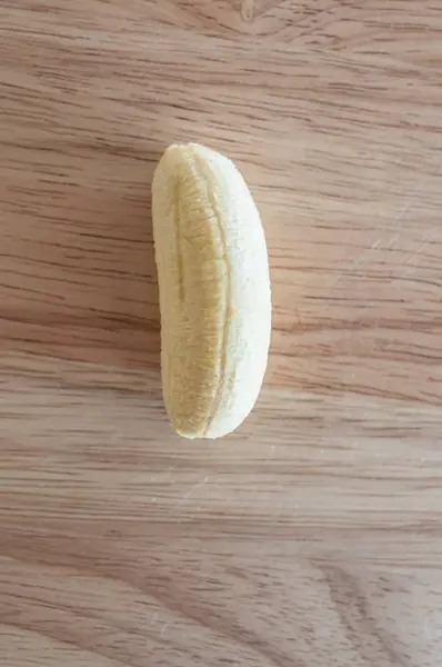 Banana con fette isolate su legno — Foto Stock