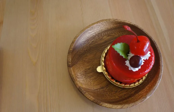 Ahşap arka plan üzerinde çilek Mus