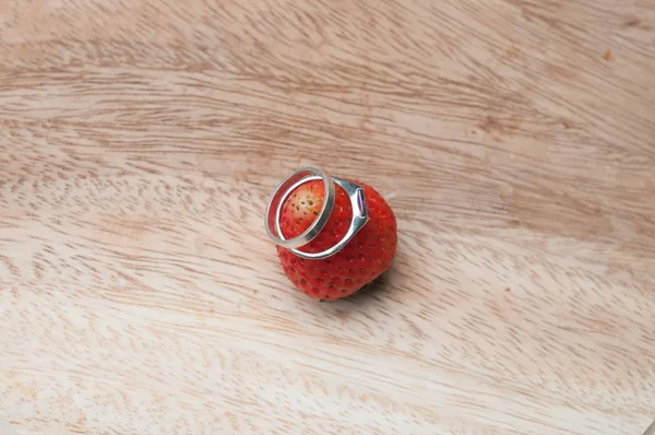 딸기에 결혼 반지 — 스톡 사진