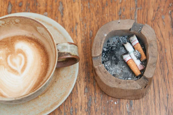 Горячий кофе и пепельница . — стоковое фото