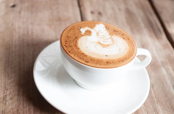 Cangkir Kopi Latte Di Meja Wooden, Waktu Sudah Enjo Stok Lukisan  