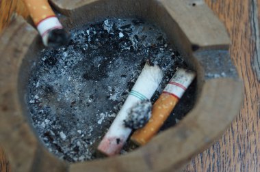 kötü bağımlılığı. kül tablası ve sigara yakın çekim.