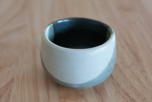 Keramiska lergods cup på träbord — Stockfoto
