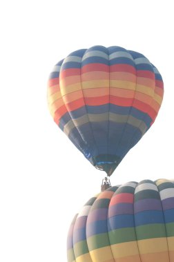 Gökyüzünde balon. (değil parlak ve bulutlu gökyüzü)