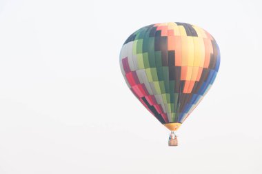 Gökyüzünde balon. (değil parlak ve bulutlu gökyüzü)